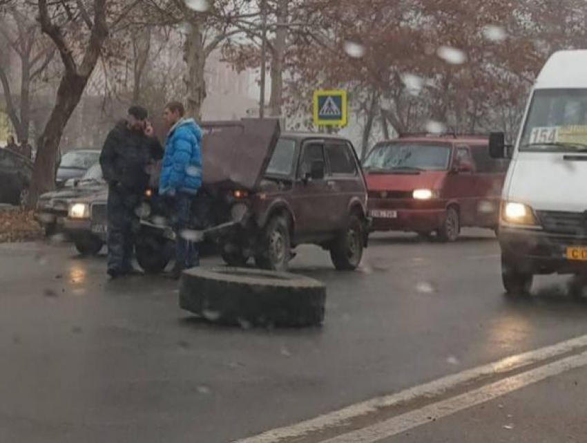 Отлетевшее от грузовика колесо спровоцировало аварию в Кишинёве 