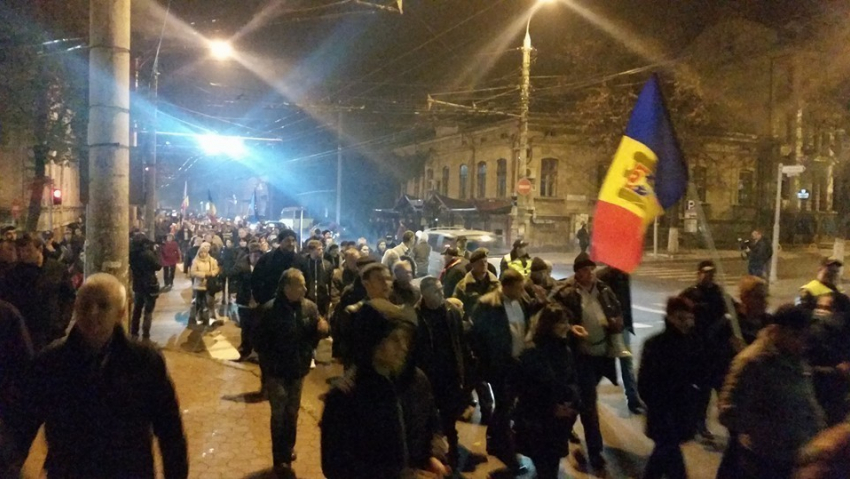 Сотни кишиневцев провели вчера вечером акцию протеста в центре города 