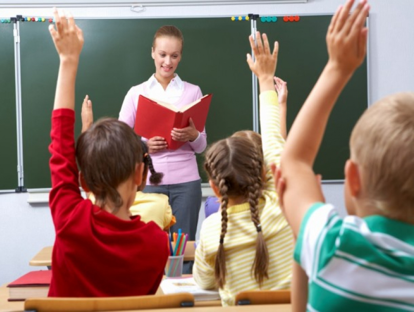 Что нужно ученикам в Молдове прежде всего - ноутбуки и интернет или сытые умные учителя?