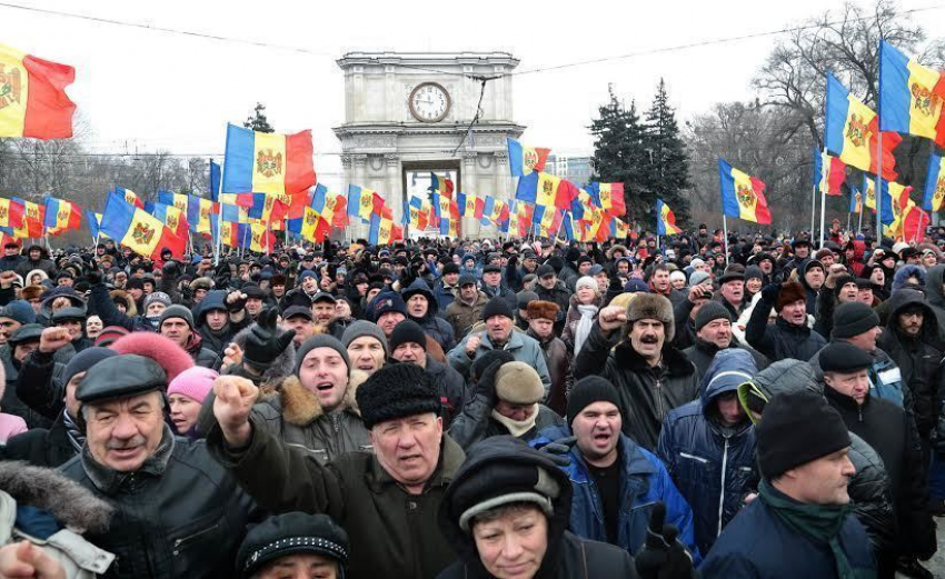 Более 25 тысяч граждан принимают участие в акции протеста в Кишиневе 