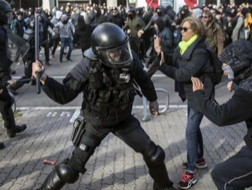 Тысячи каталонцев вышли на улицы Барселоны в пятницу, протесты с требованием отделения от Испании продолжаются 