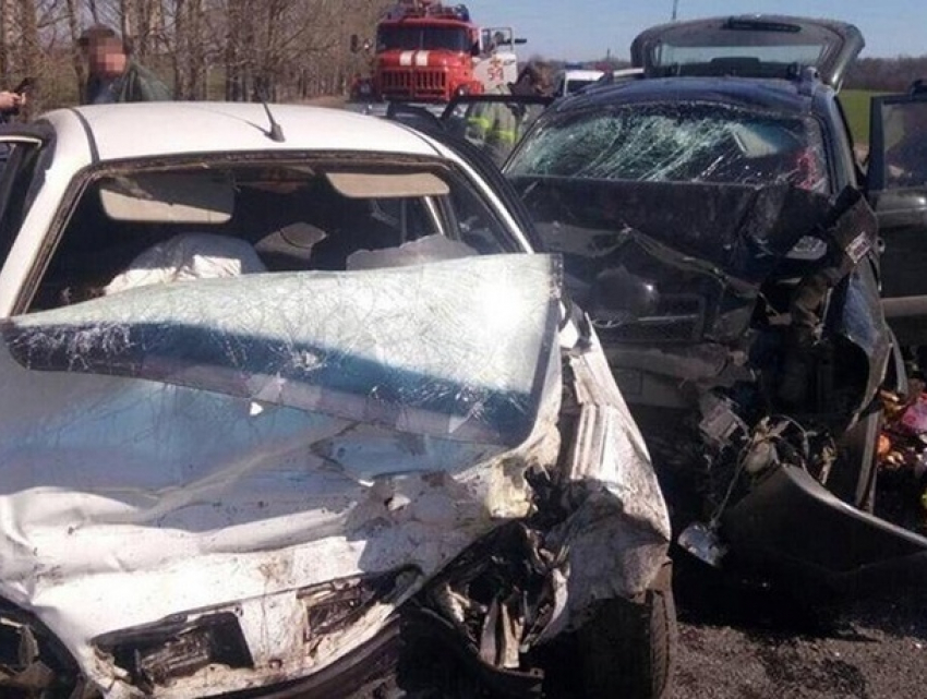 Семья с двумя детьми погибла в страшной аварии по вине вылетевшего на встречку водителя под Харьковом