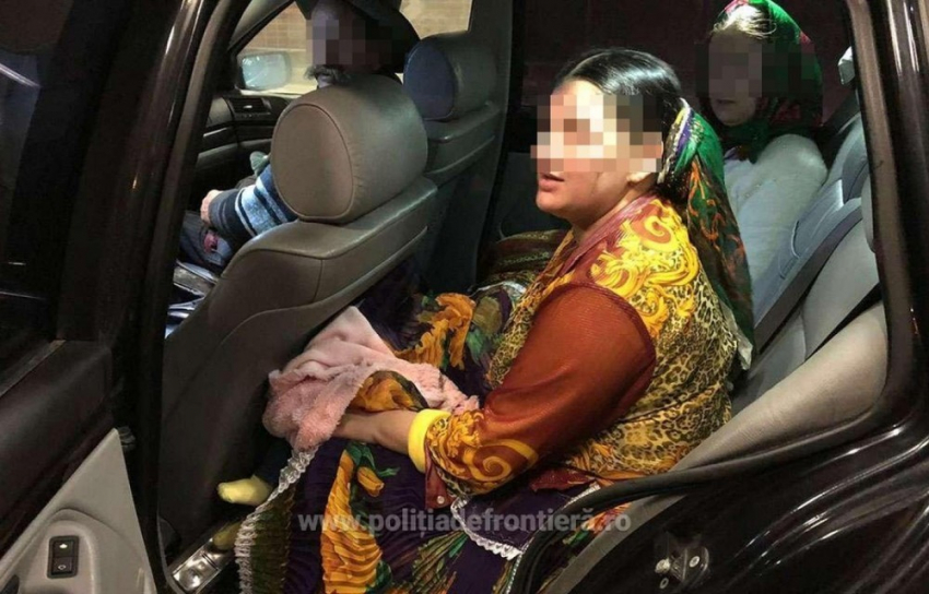 Цыганку, пытавшуюся провезти через границу ребенка под юбкой, обвинили в торговле детьми