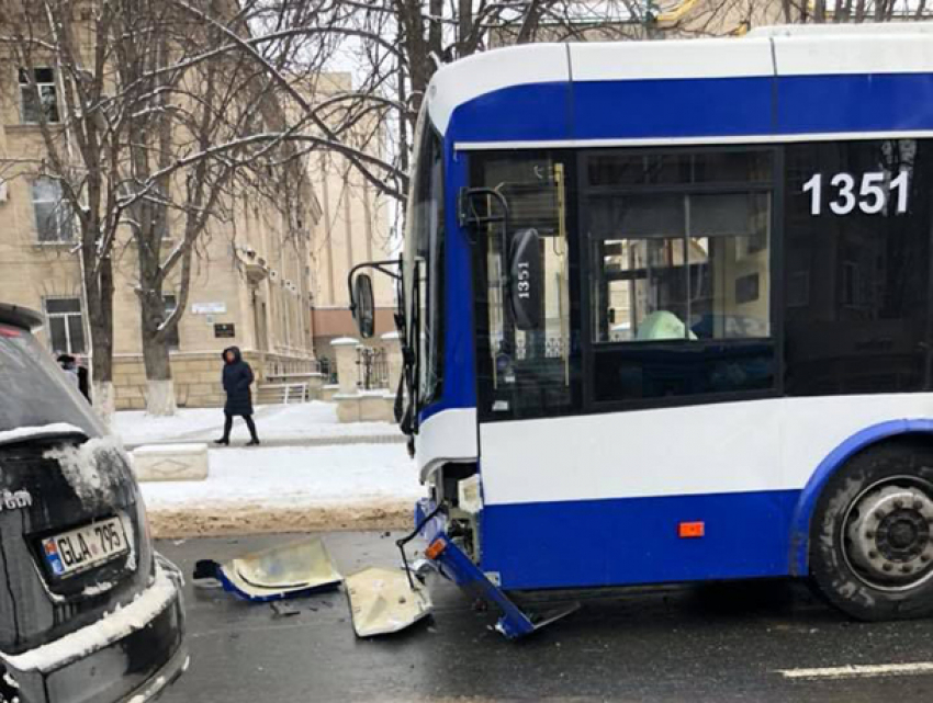 Пассажирка такси, протаранившего троллейбус в Кишиневе, скончалась по дороге в больницу