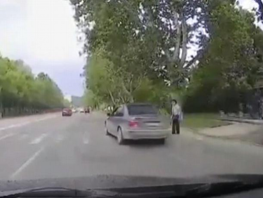 "Заглянула в глаза смерти» - на Скулянке женщина была на волоске от верной гибели под колёсами автомобиля