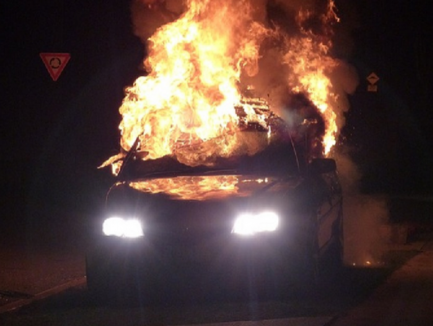 В столичном секторе Ботаника на ходу загорелся автомобиль