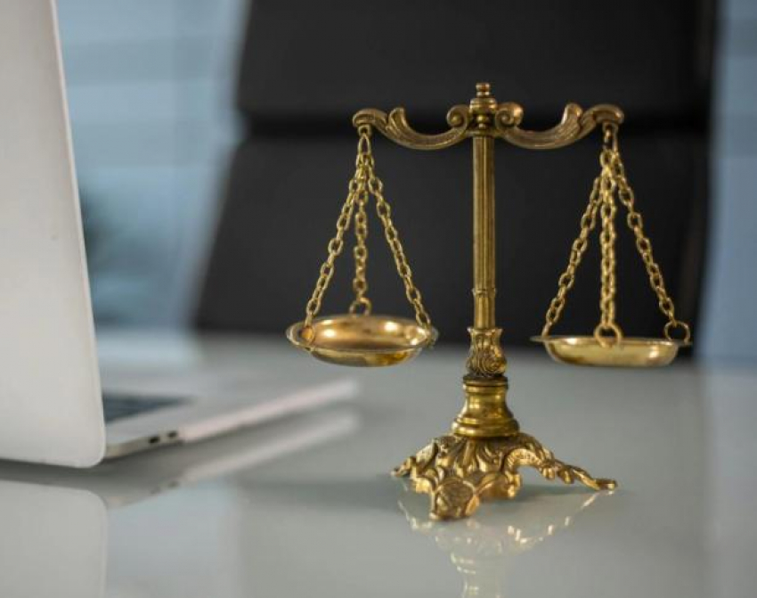 Нападение в кишинёвском суде: обвиняемый ударил судью газовым ключом прямо на заседании