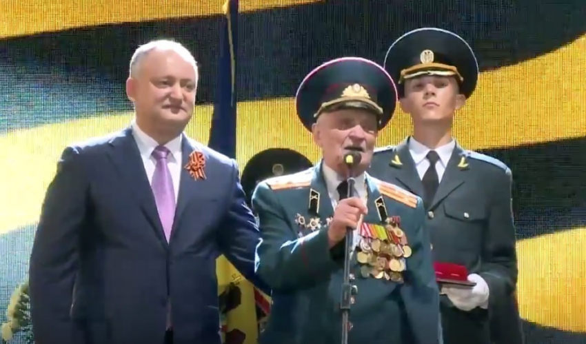 Под овации и крики «Спасибо!» ветеран ВОВ пожелал счастья всем жителям Молдовы