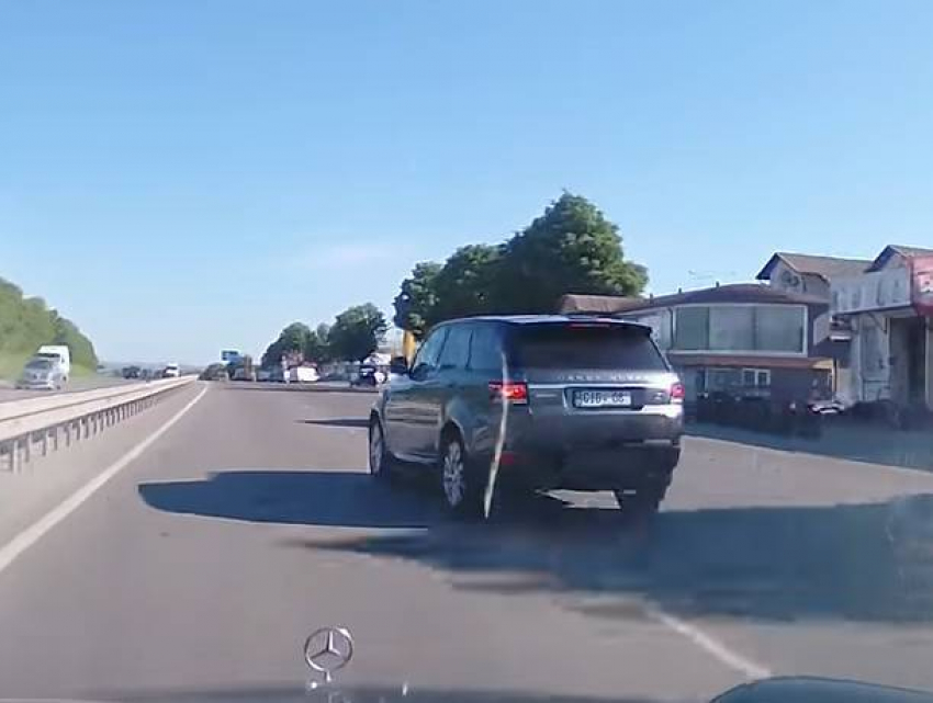Опасный маневр через две сплошные дорожного хулигана на трассе Кишинев - Оргеев попал на видео