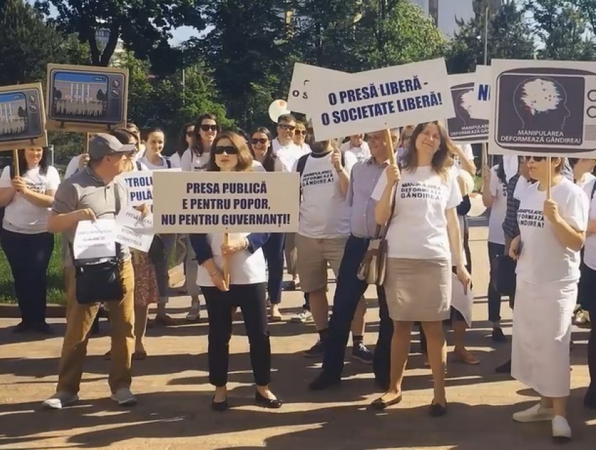 Журналисты устроили в Кишиневе акцию против манипуляции