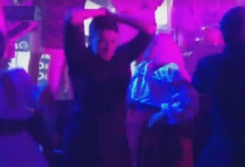 Зажигательные танцы Надежды Савченко под Верку Сердючку в ночном клубе попали на видео