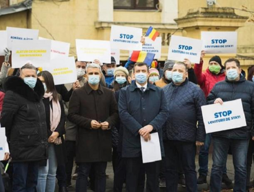 «Это переворот» - партия Бэсеску устроила протест в Бухаресте против расширяющих полномочия русского языка законов