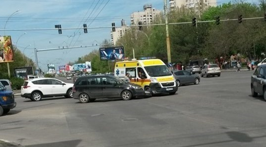 В Кишиневе столкнулись «скорая» и легковой автомобиль