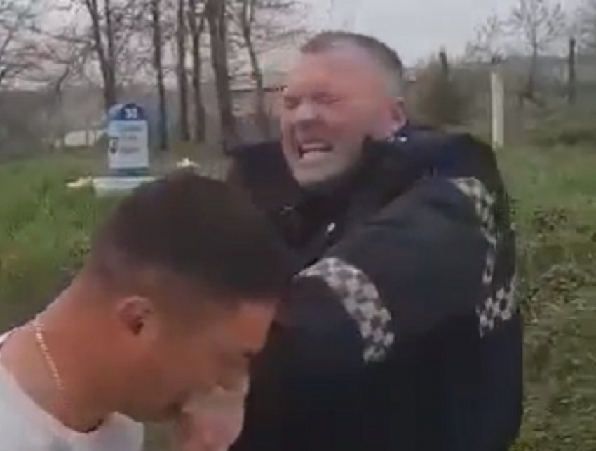 Шок - в Молдове агрессивный задержанный пытался откусить палец полицейскому