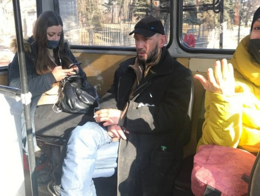Фрик Саша Райский снова украл дозатор в троллейбусе и спел песенку