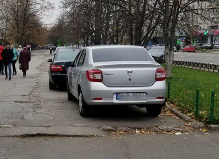 Полицейский-автохам, припарковавшийся на тротуаре, возмутил жителей Кишинева