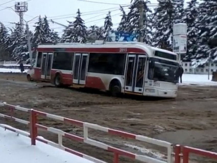 Хуже, чем в деревне: катастрофическое состояние дороги в Бельцах повергло в шок водителей