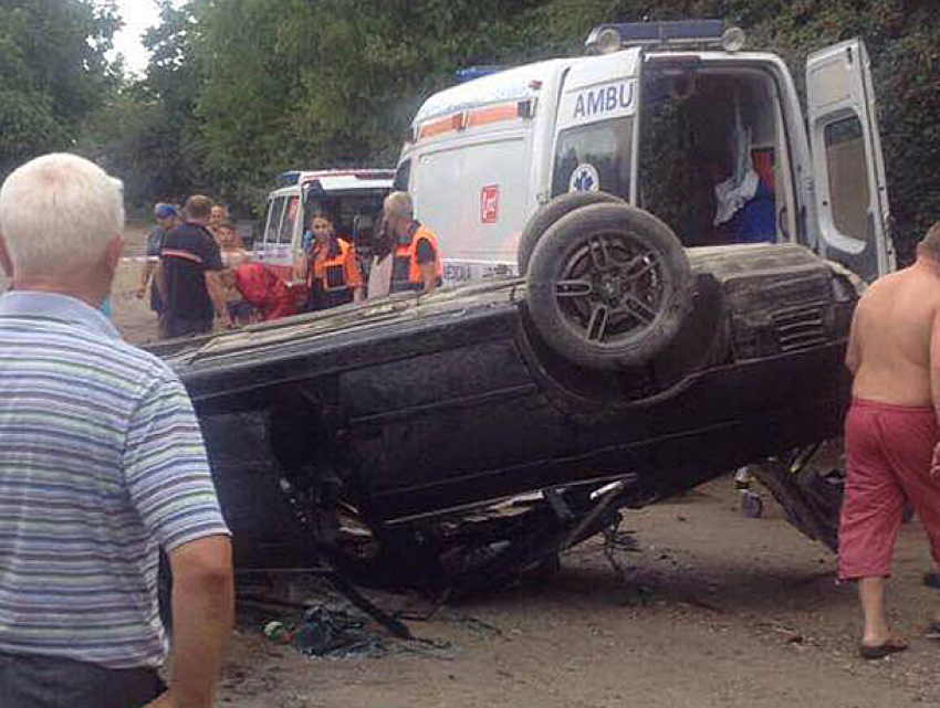 Один человек погиб и четыре пострадали в перевернувшемся автомобиле в пригороде Кишинева 