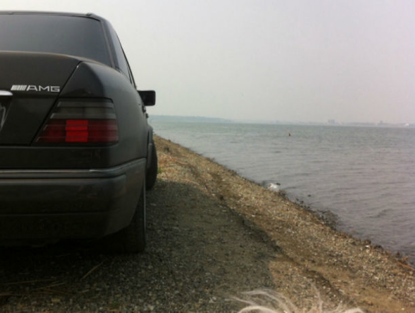Водитель на «Мерседесе» угодил в озеро, пытаясь скрыться от полиции в Комрате