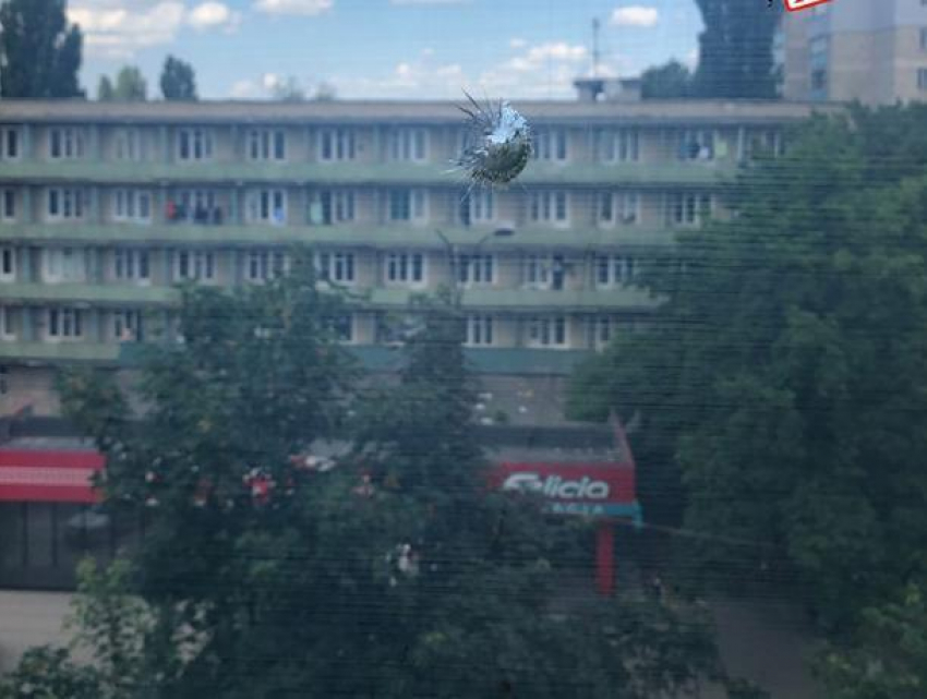 Соцсети: В Кишиневе на Ботанике неизвестные стреляют из пневматики по окнам жилых домов