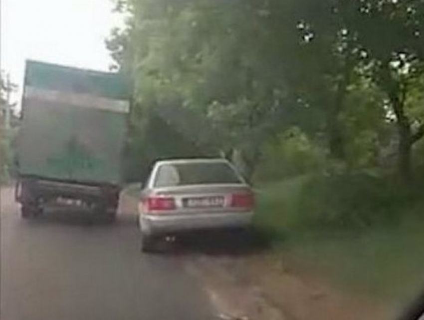 Дикий маневр «хитроумного» водителя в Кишиневе попал на видео