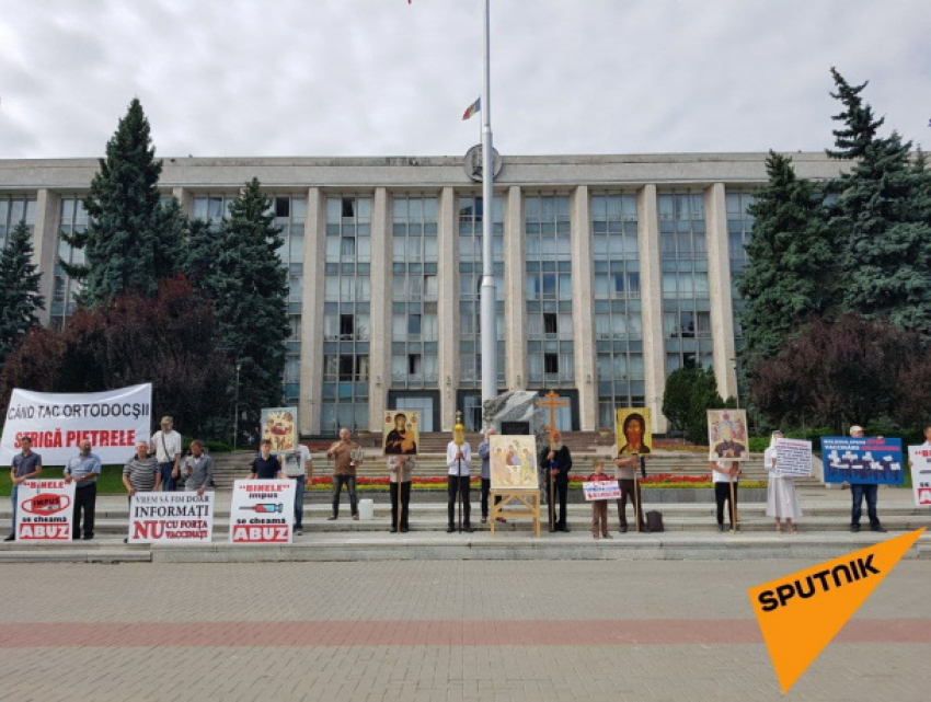 Противники прививок вышли в центр Кишинева и хотят отметиться у администрации президента