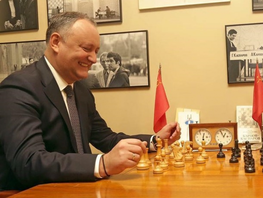 Додон показал, как играет с сыном в шахматы