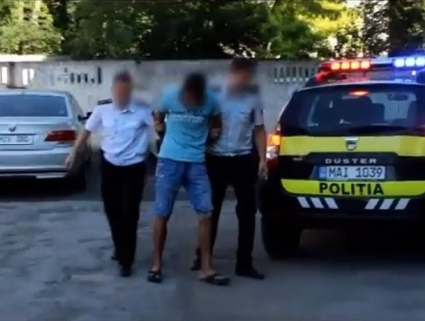 Задержание в столице молодого рецидивиста, который украл часы за 40 тысяч лей, сняли на видео