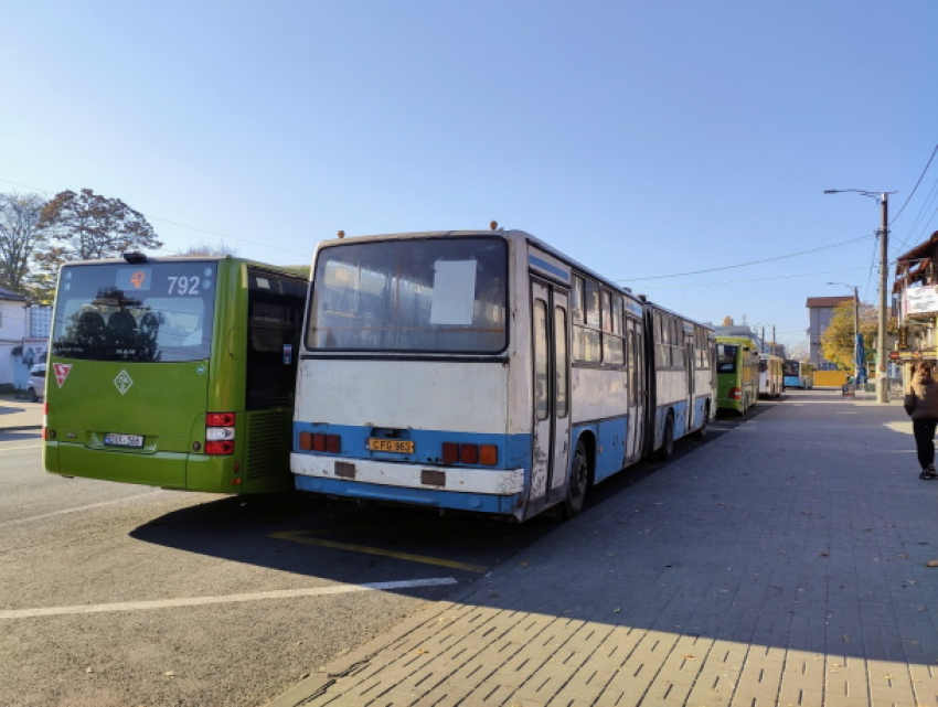 Автобусы в два ряда и мерзнущие люди на остановках - реальность центра Кишинева