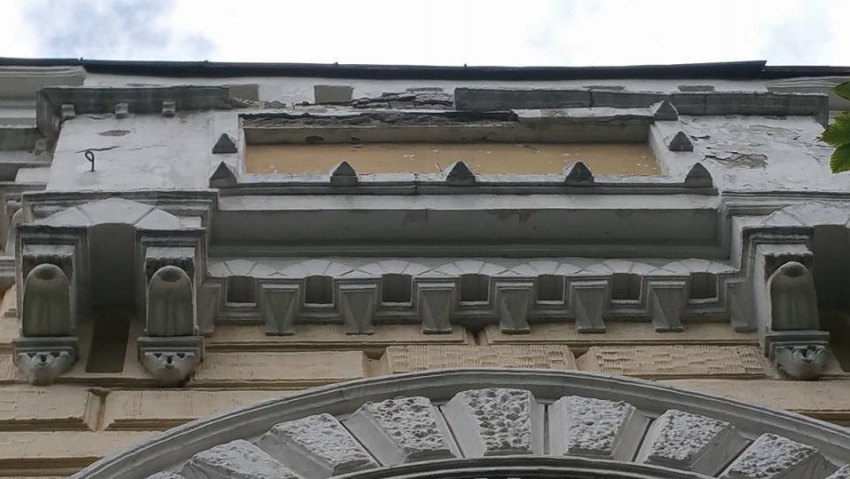 Со здания примэрии Кишинева вновь падает штукатурка
