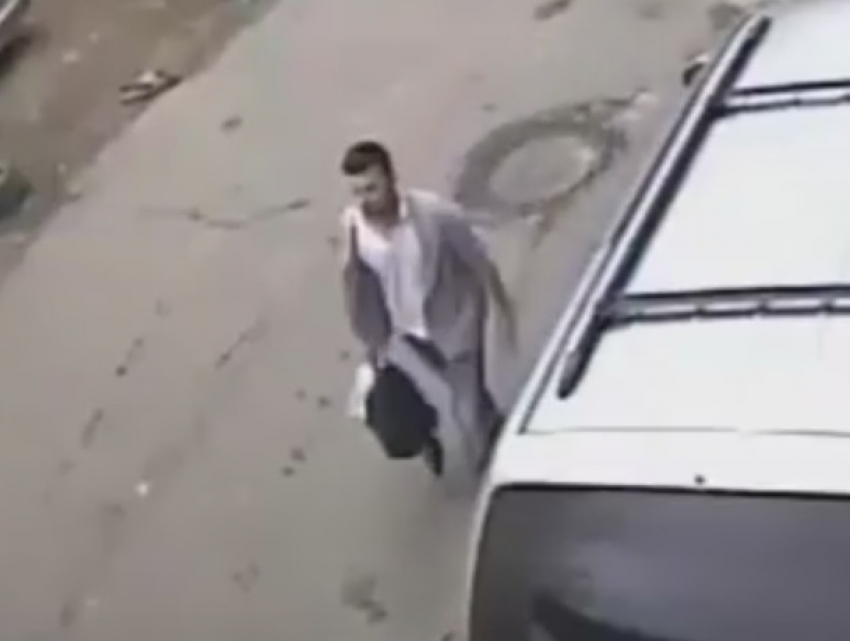 Похитителя рюкзака с видеоаппаратурой на Рышкановке сняли веб-камеры