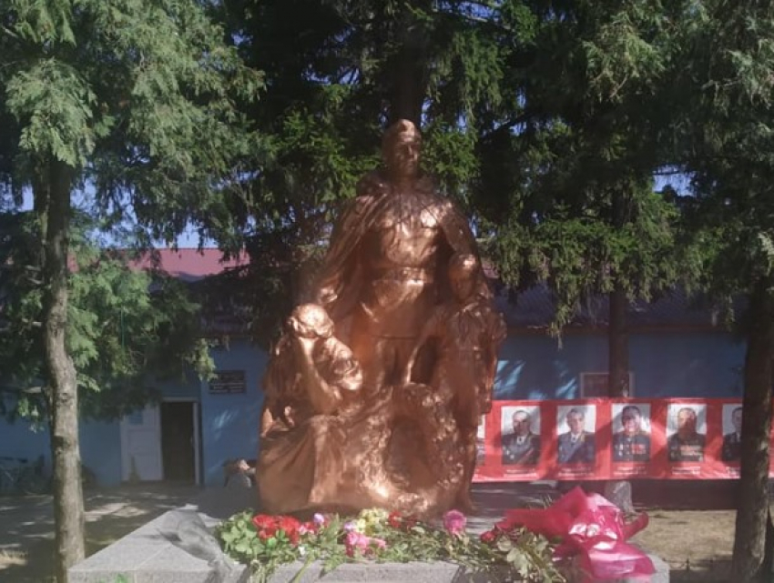 В Единецком районе открыли восстановленный памятник борцам с фашизмом
