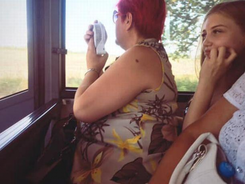 Скандал: В Молдове две женщины не поделили место в автобусе, и одна из них уселась на колени другой
