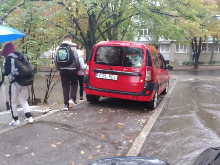 В Кишиневе наглый водитель заставил детей месить грязь по дороге в школу