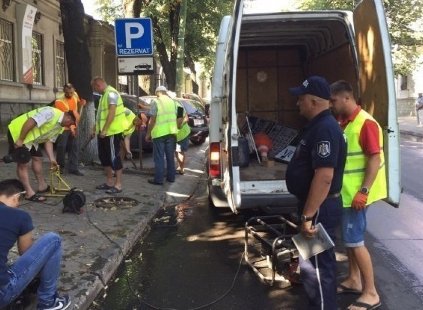 В Кишиневе начали удалять нелегальные знаки зарезервированной парковки