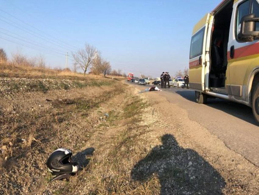 Двое человек погибли в жестком лобовом столкновении мотоцикла с автомобилем под Бельцами