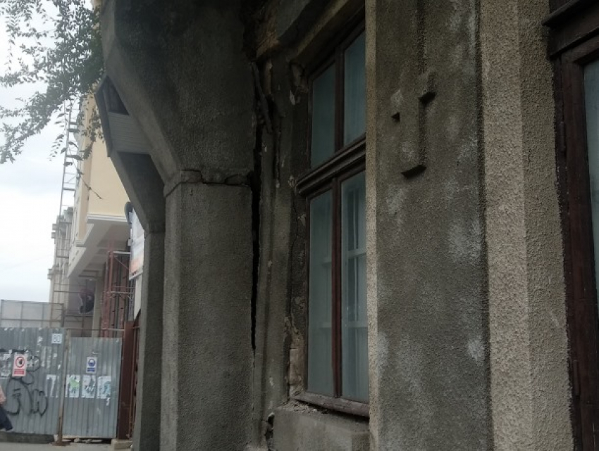 В Кишиневе, в двух шагах от филармонии, аварийная стена здания в любой момент может упасть на людей