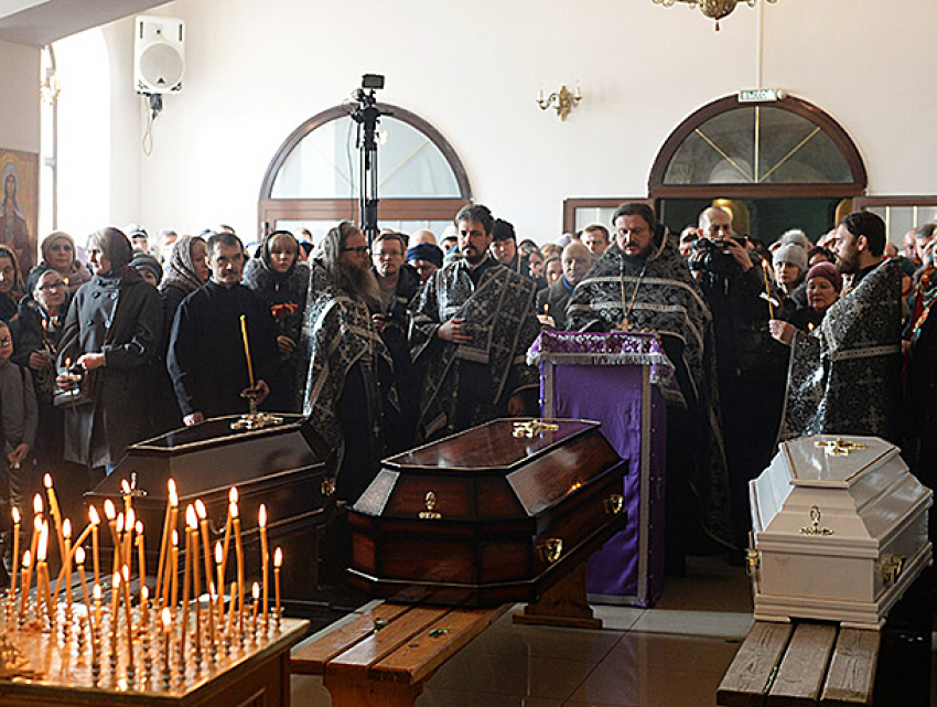 Девочку, мальчика и героиню-учительницу, погибших в «Зимней вишне", похоронили в Кемерово