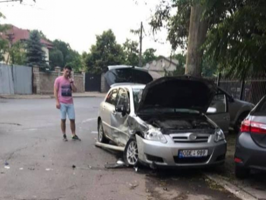 Авария в столице - возле больницы Скорой помощи жёстко столкнулись два автомобиля