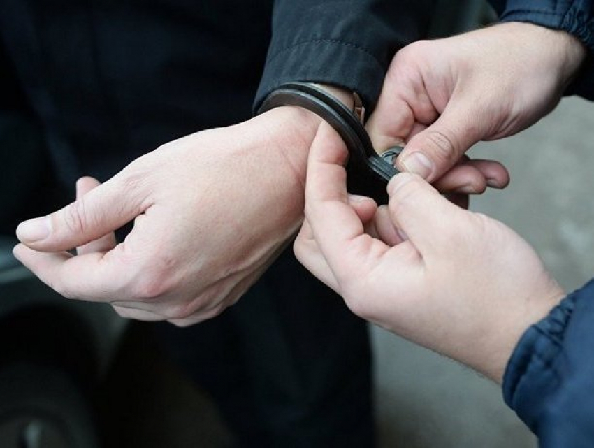 Торговец людьми отдал жителю Кишинева 5000 евро для подкупа судьи