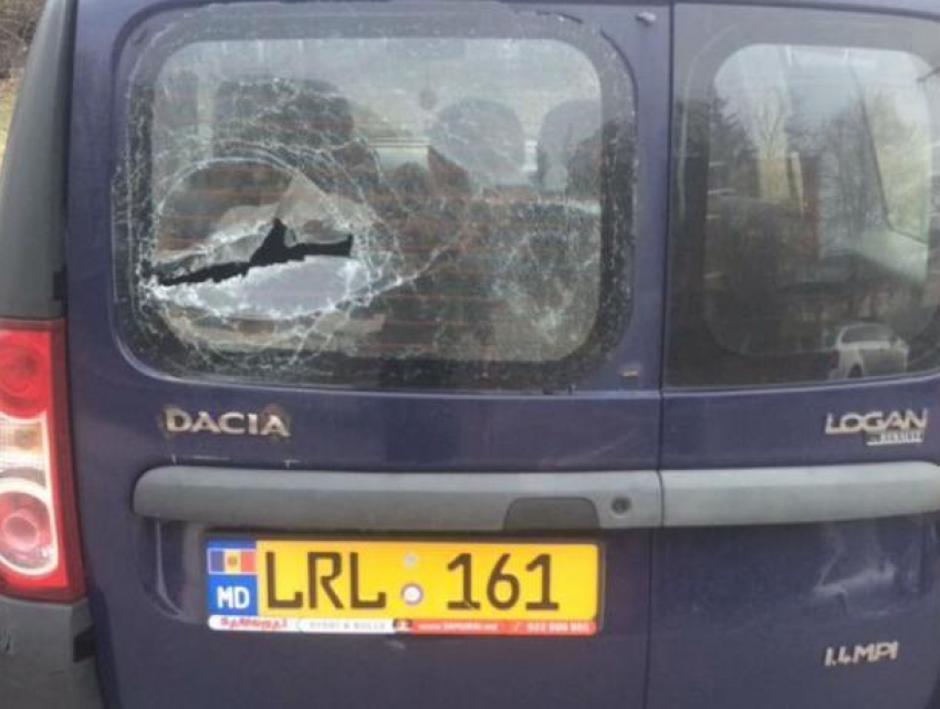 Автомобили следователей полиции Чекан закидали камнями