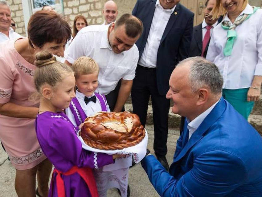 Игорь Додон привез в детские сады Гагаузии рюкзаки, сладости и фрукты
