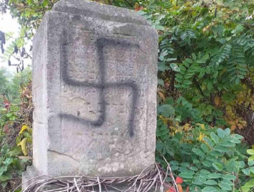 В Кишиневе вандалы разрисовали свастикой могилы на еврейском кладбище