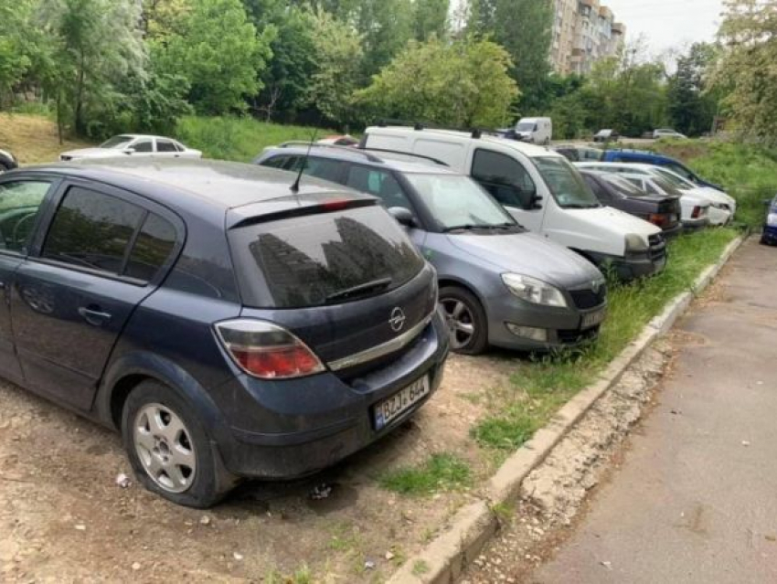В столице злоумышленники атаковали парковку - неприятные сюрпризы для автовладельцев