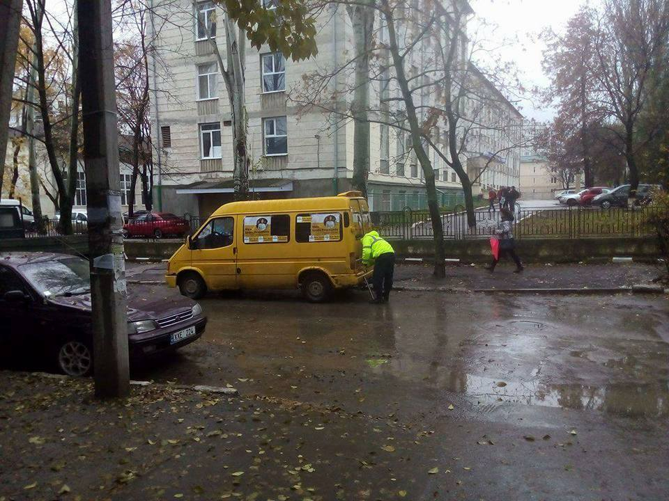 Микроавтобус Санду в Бельцах лишился номеров из-за неправильной парковки