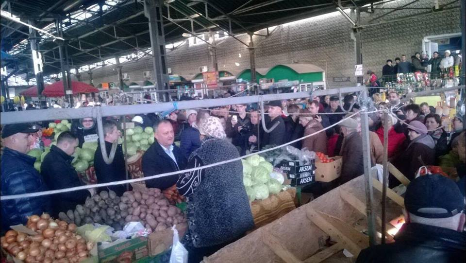Избранного президента РМ Игоря Додона встретили овациями на рынке в Бельцах