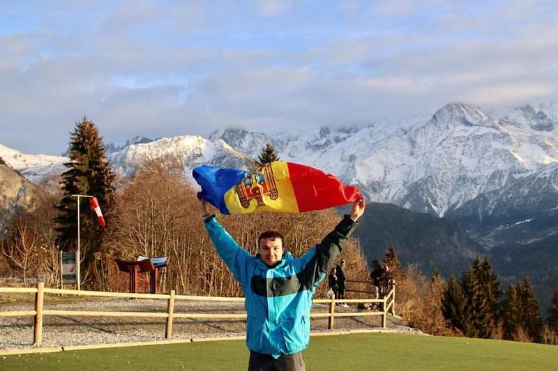 Молдавский флаг в альпийских горах. Шамони, Франция.jpg