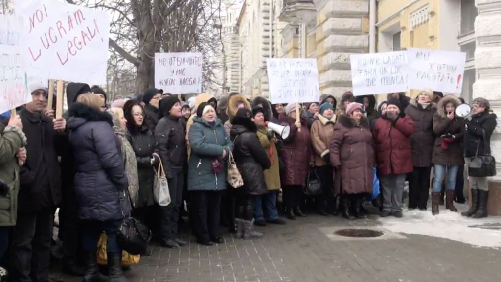 -Nu-ne-trimiteti-peste-hotare-Protest-la-Primarie-impotriva-evacuarii-chioscurilor-MOLDPRESA-VIDEO--53738-1548143157.jpg -Nu-ne-trimiteti-peste-hotare-Protest-la-Primarie-impotriva-evacuarii-chioscurilor-MOLDPRESA-VIDEO--53738-1548143157.jpg