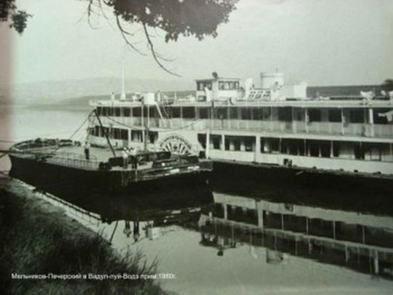 Пароход Мельников-Печерский у причала в Вадул луй Водах. Примерно 1980 г.jpg