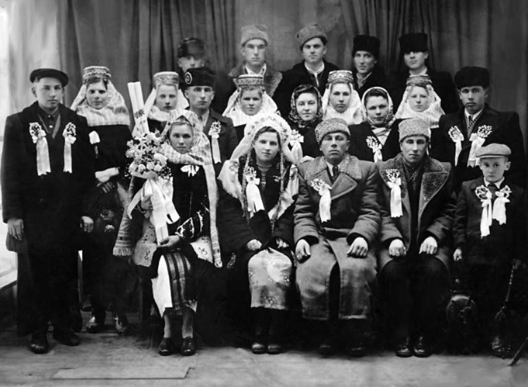 svadebnyj-prohod-pered-svadboj.-selo-porubnoe-chernovitskaya-oblast-1958-god.jpg